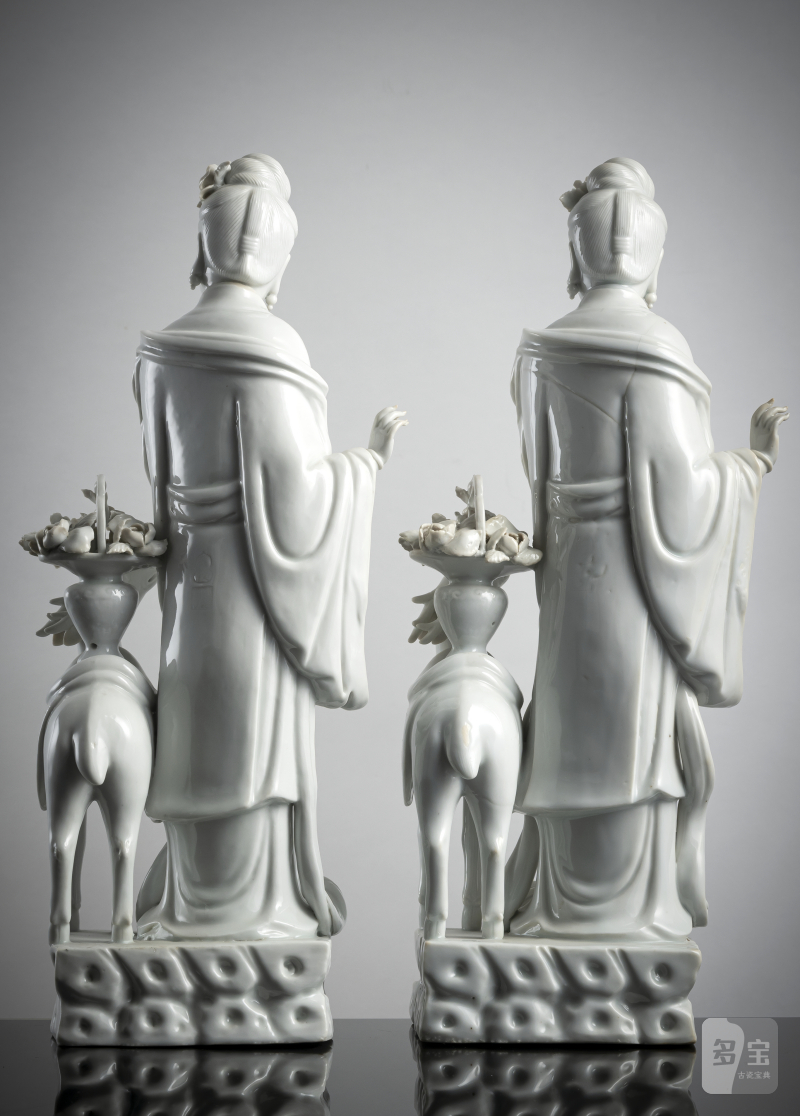 A pair of exquisite Dehua figurines depicting Magu with a deer, standing on a cloud-shaped pedestal with a basket of flowers - 图4